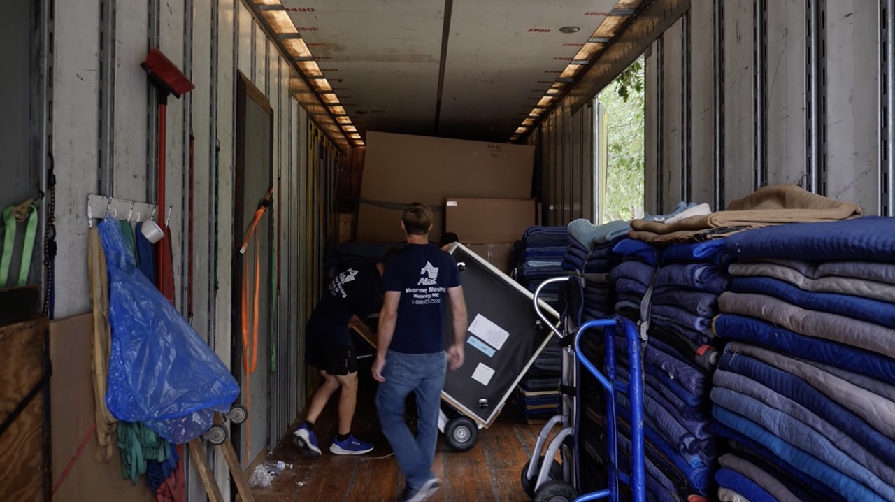 Explore careers at Kearney Moving - Kearney Moving workers loading a truck